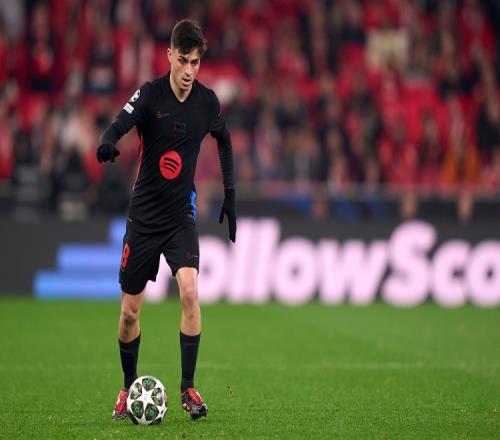 每体：部分法兰克福球迷在诺坎普闹事，向巴萨球迷投掷照明弹